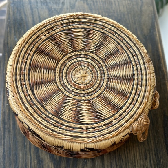 Vintage basket w/ lid, round, tight weave, browns, 5.5x4 inches - Picture 2 of 6